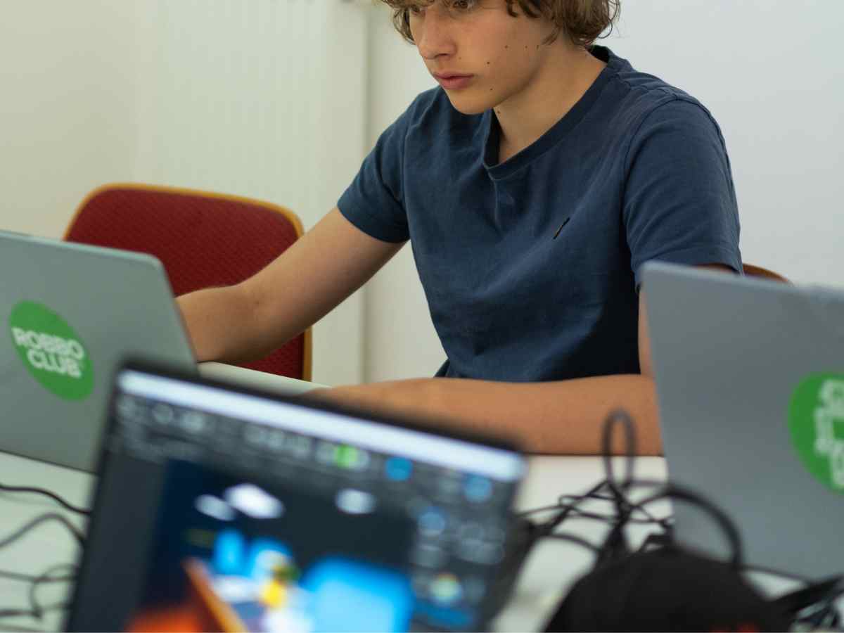 Jugendlicher arbeitet konzentriert an einem Roblox Studio Spielprojekt.