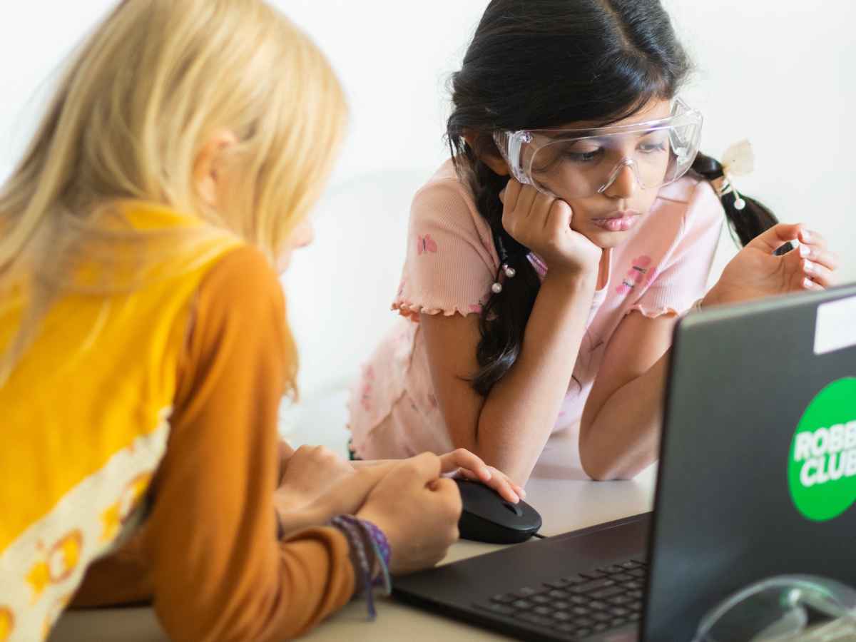 Mädchen analysiert Drohnen-Code am Laptop