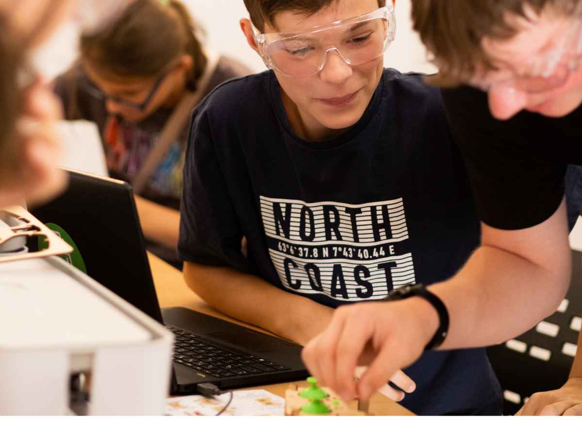 Jugendliche tüfteln gemeinsam an Robotik- und Drone-Projekten