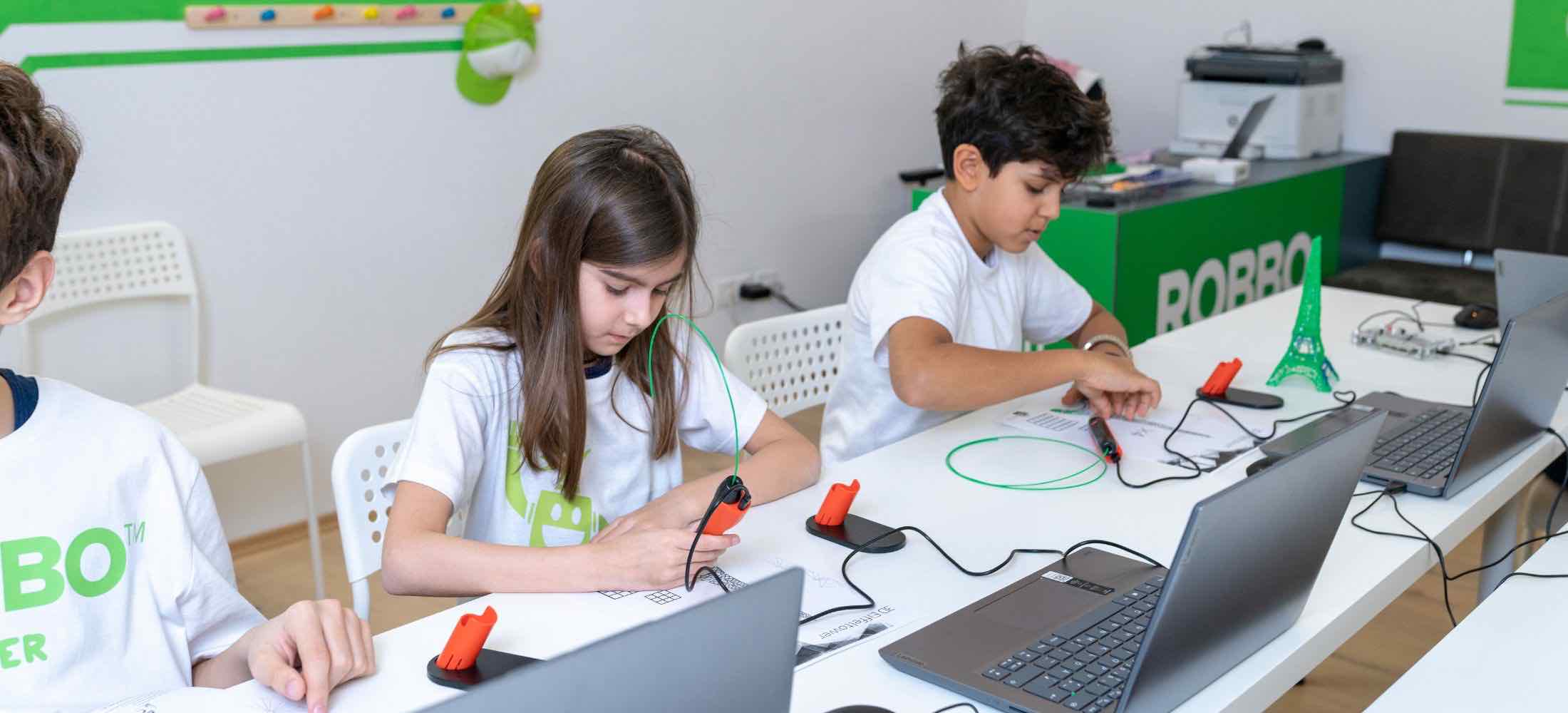 Kinder gestalten im Kreativ-Workshop des Robbo Clubs mit 3D-Stiften eigene Modelle und arbeiten konzentriert an ihren Projekten.