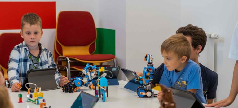 Kinder bauen und programmieren LEGO-Roboter im LEGO-Feriencamp des Robbo Club.