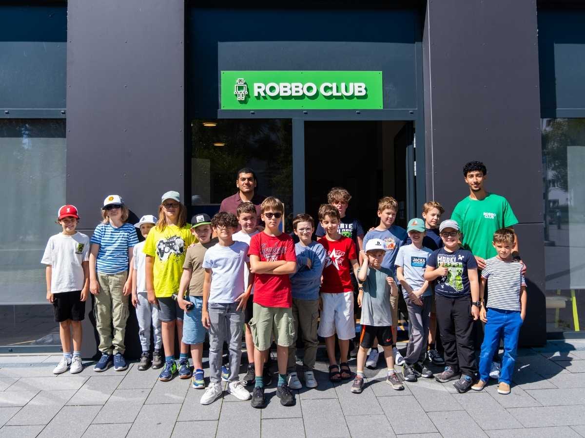 Große Kindergruppe beim Robbo Club Feriencamp
