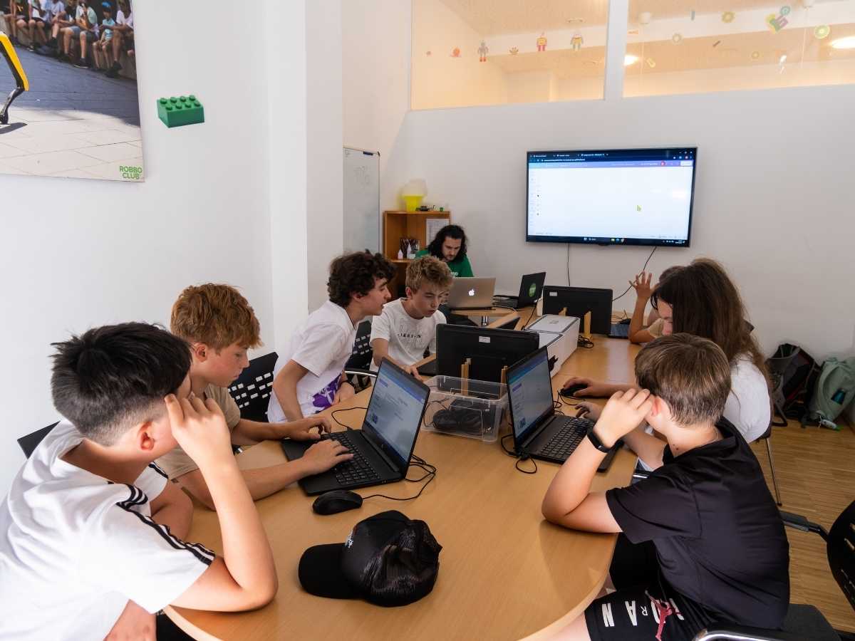Kinder lernen gemeinsam Programmieren im Robbo Club Wien