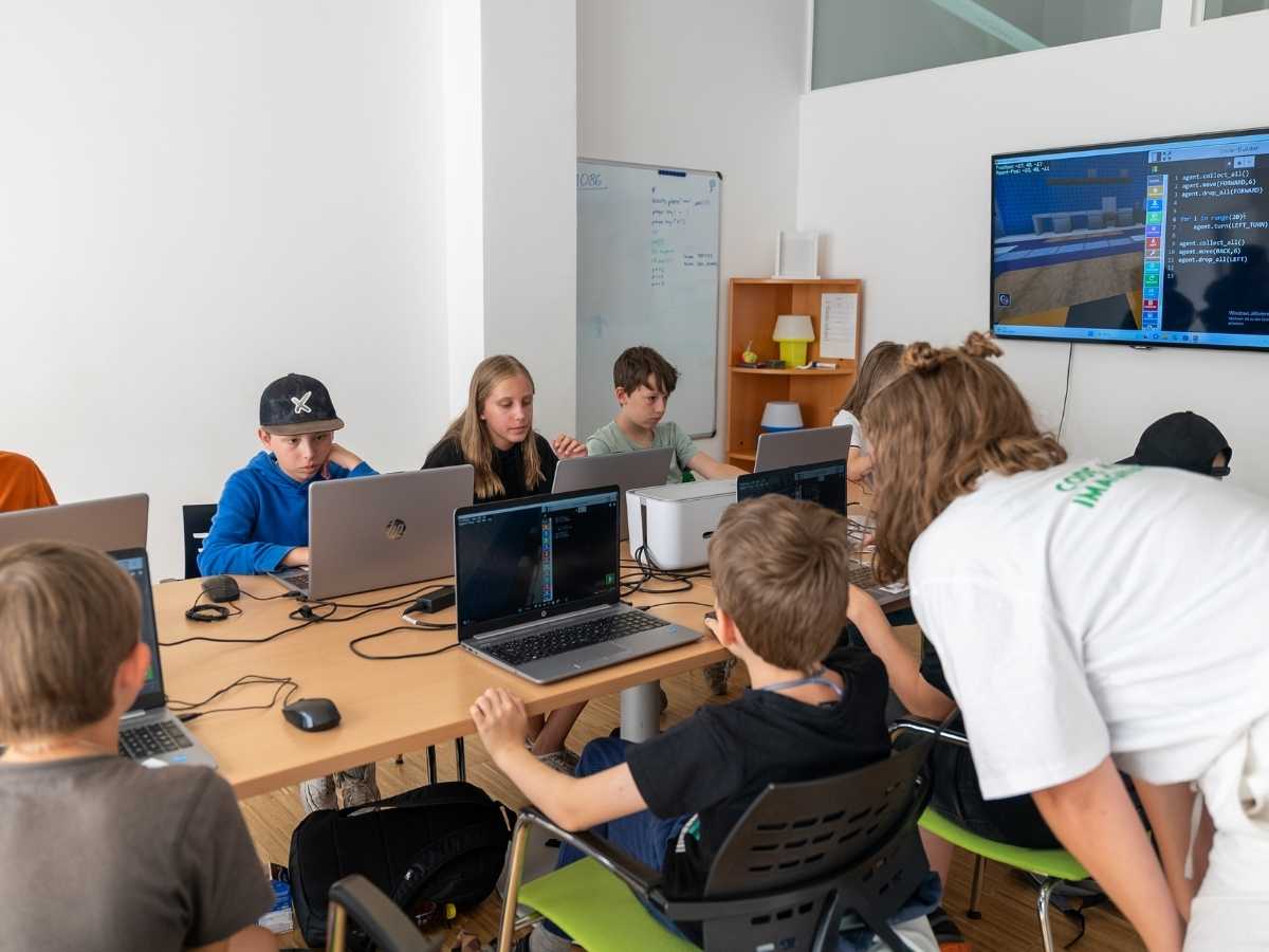 Kinder programmieren gemeinsam am Laptop im Robbo Club Kurs