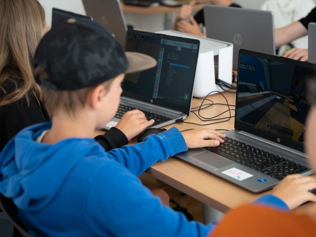 Kind programmiert ein Spiel am Laptop im Robbo Club