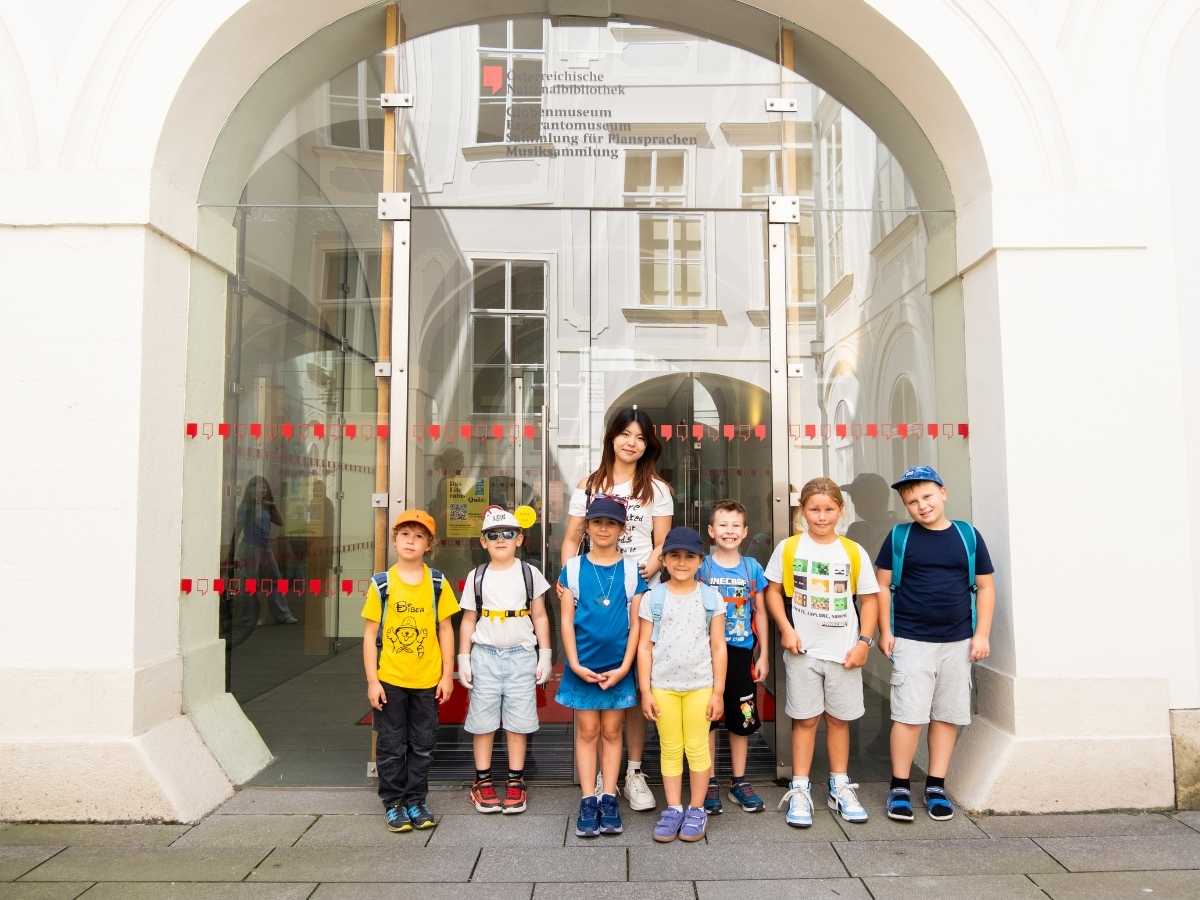 Kindergruppe des Robbo Club bei einem Bildungs-Ausflug vor einem Museum in Wien