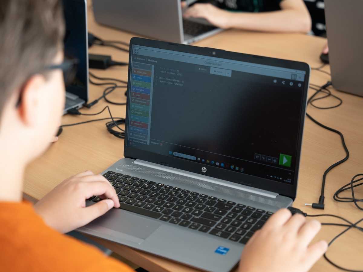 Programmieroberfläche auf Laptop im Robbo Club Kurs