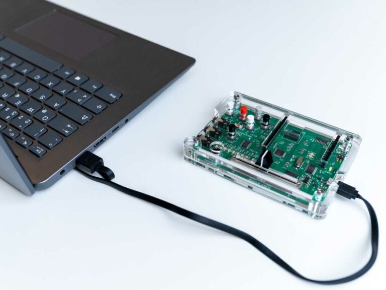 ROBBO Lab mit Sensoren, per USB an einen Laptop angeschlossen
