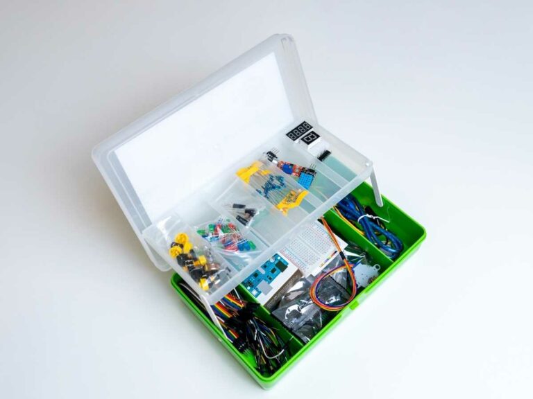 Geöffnete Box mit Elektronik-Bauteilen: Widerstände, LEDs, Sensoren und Kabel