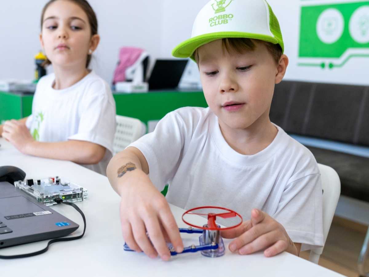 Kind baut technischen Mechanismus im Roboterkurs