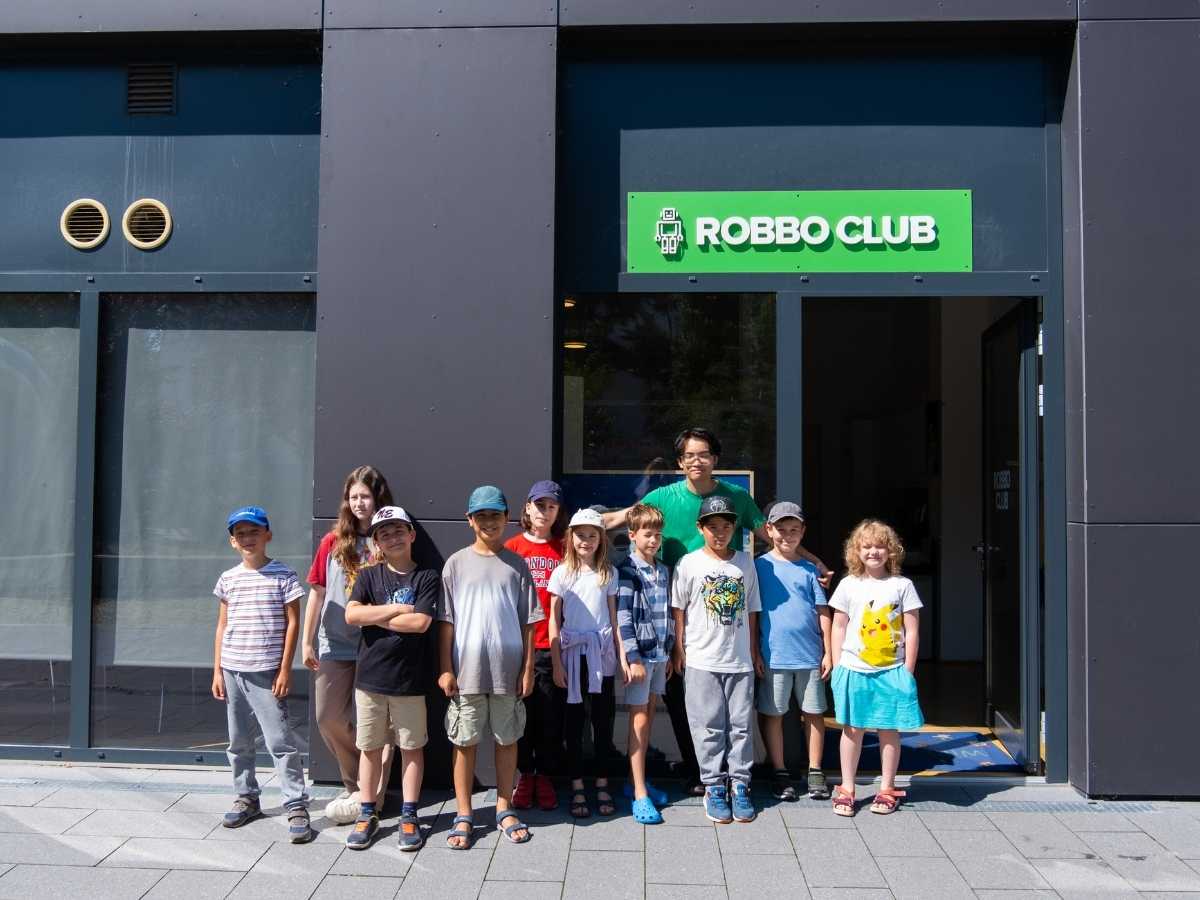 Kindergruppe vor dem Eingang des Robbo Club Standorts in Wien