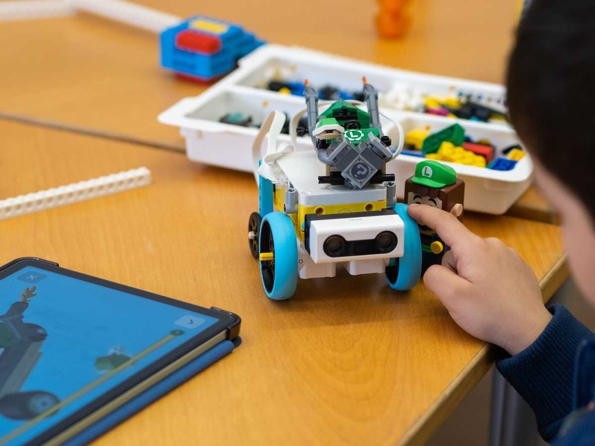 Programmierbarer LEGO-Roboter auf dem Tisch im Robbo Club