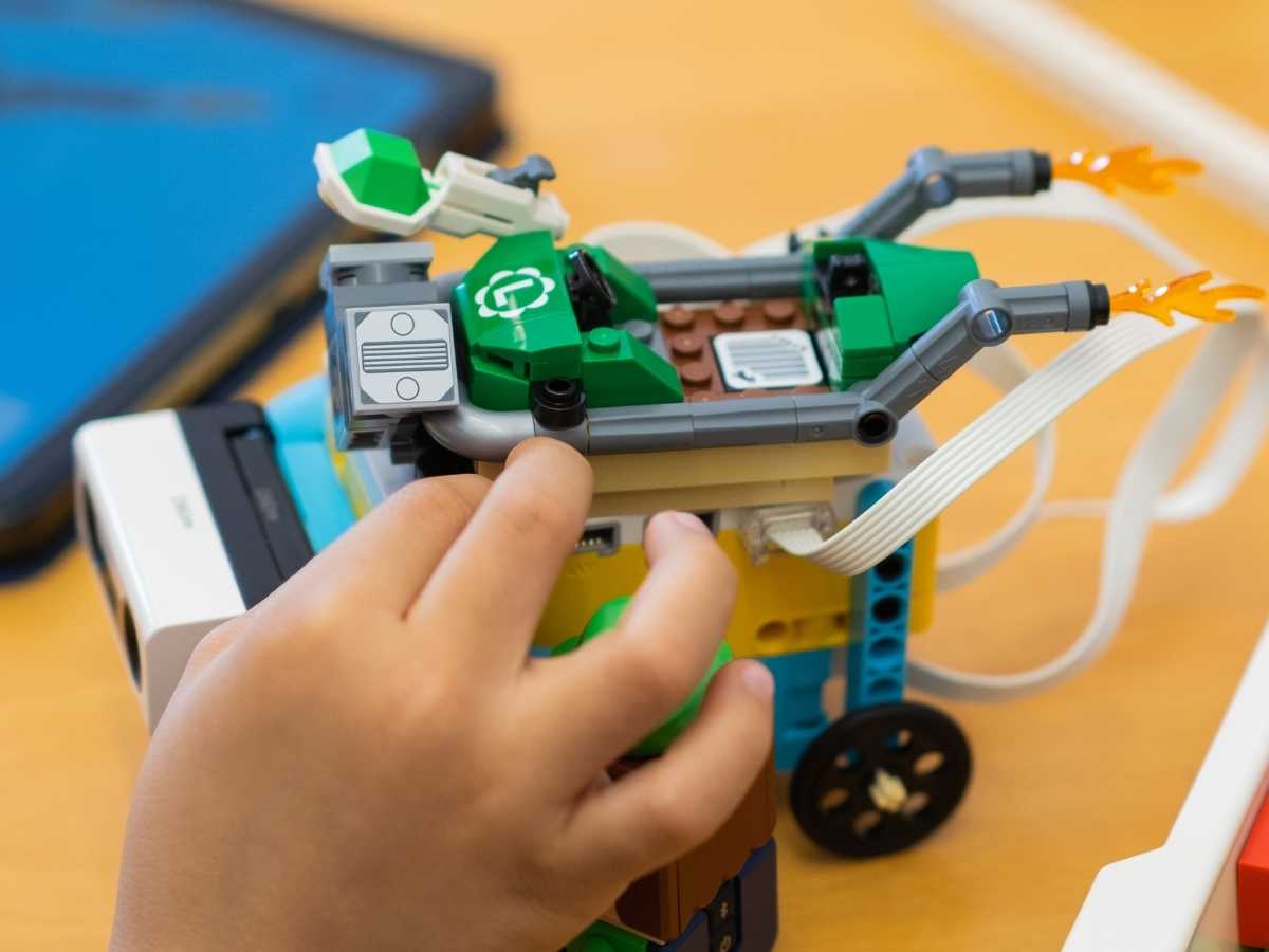 Detailansicht eines LEGO-Roboters mit Sensoren und Kabeln