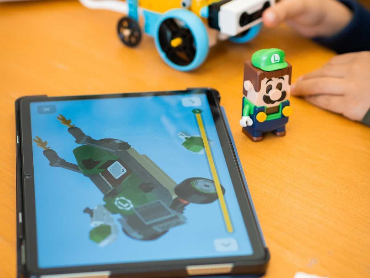 Tablet mit Roboter-Programmierung im Robbo Club