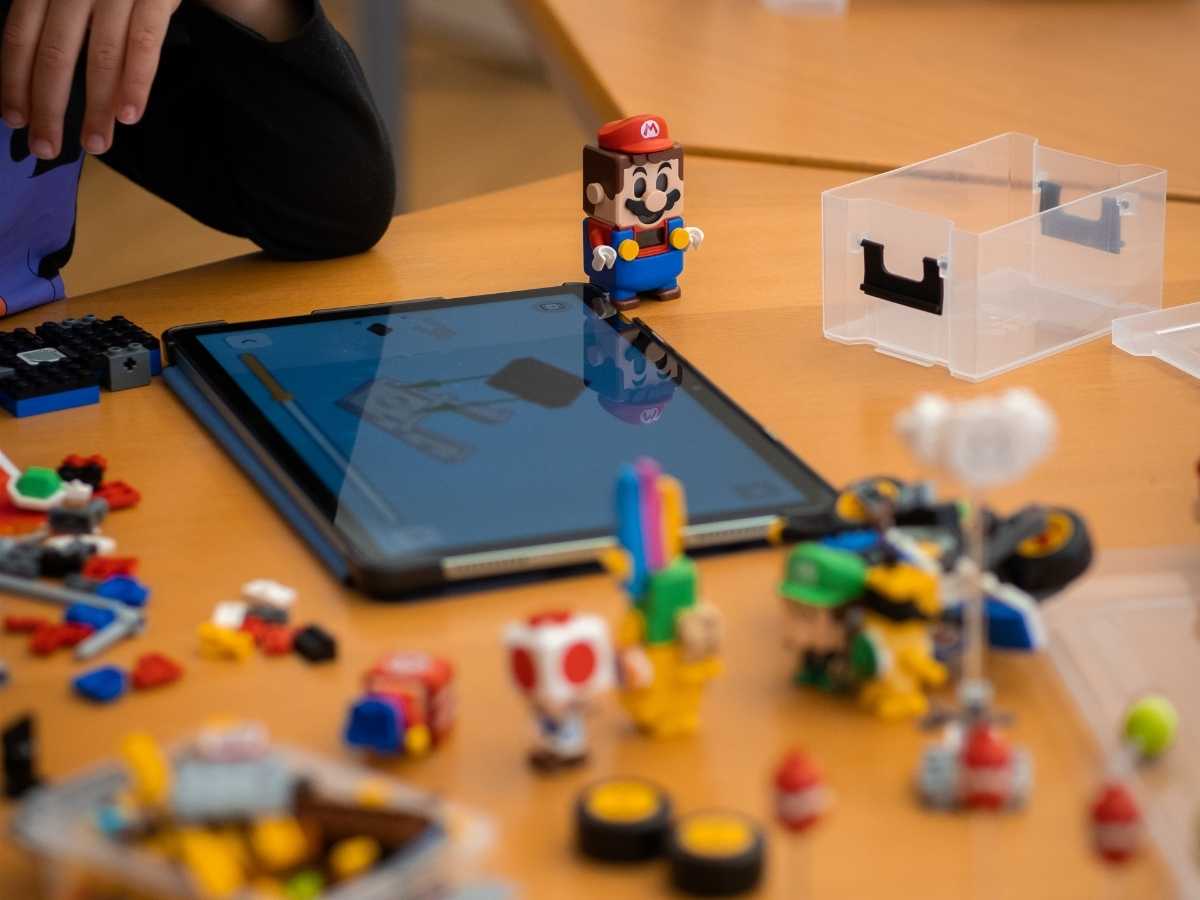 LEGO-Figuren und Roboter-Projekt auf dem Tisch