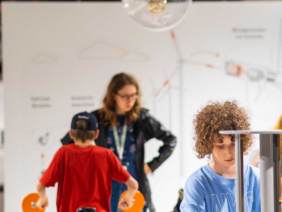 Kinder experimentieren mit Technik und Mechanik bei einem MINT-Workshop.