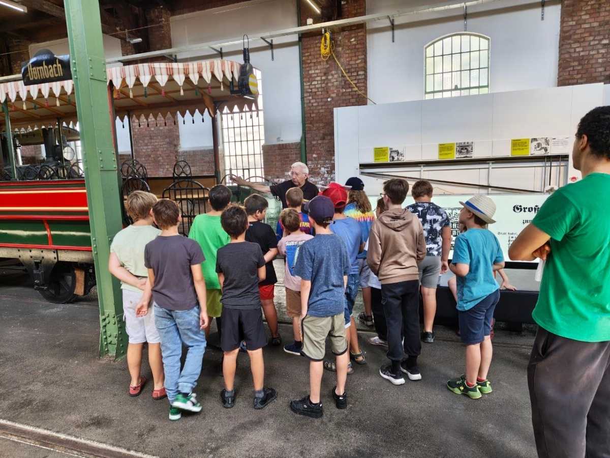 Kinder bei einer Technik-Exkursion im Museum