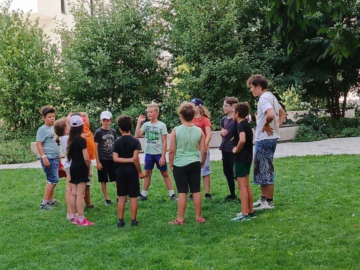 Kinder bei einem Gruppenspiel im Freien