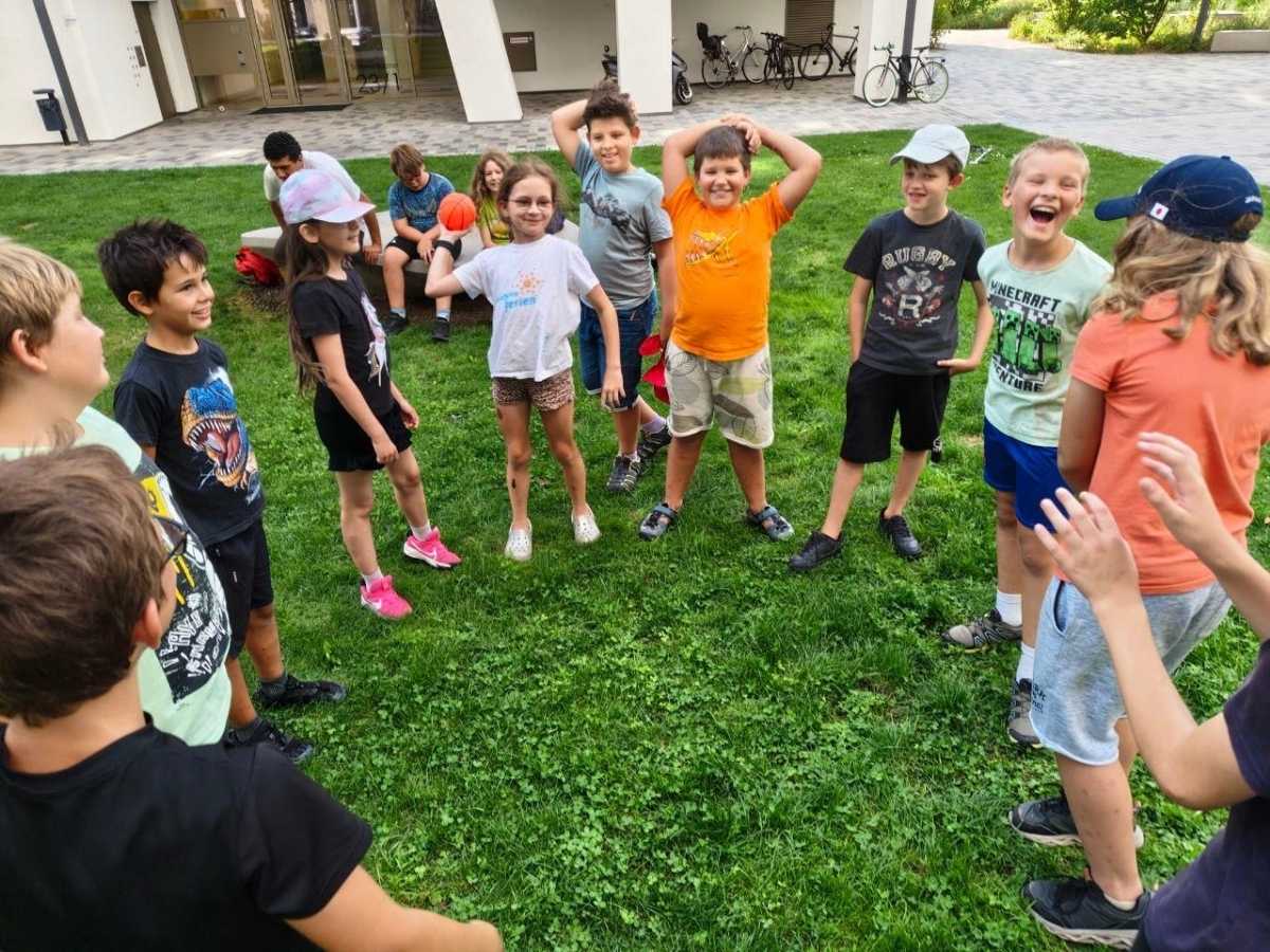 Kinder spielen gemeinsam im Außenbereich