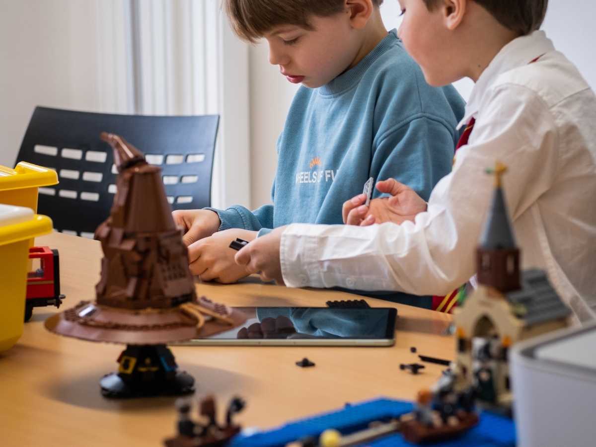 Kinder bauen gemeinsam eine LEGO-Konstruktion im Technikunterricht