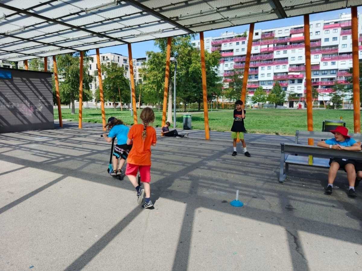 Kinder spielen und bewegen sich bei Outdoor-Aktivitäten im Robbo Club Camp