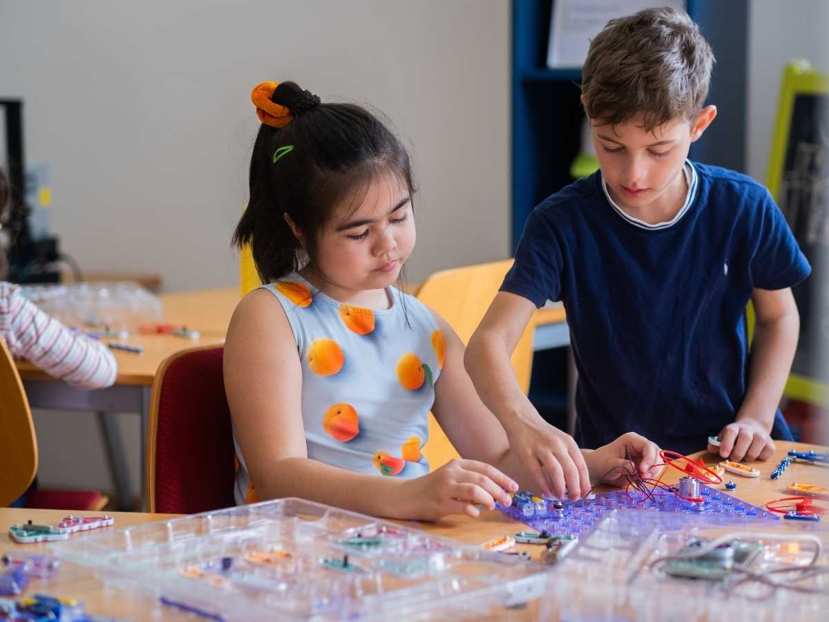 Kinder bauen eine elektronische Schaltung im Technikunterricht