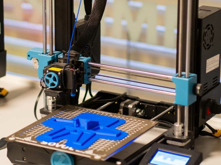 3D-Drucker im ROBBO Club druckt ein blaues Kunststoffteil Schicht für Schicht