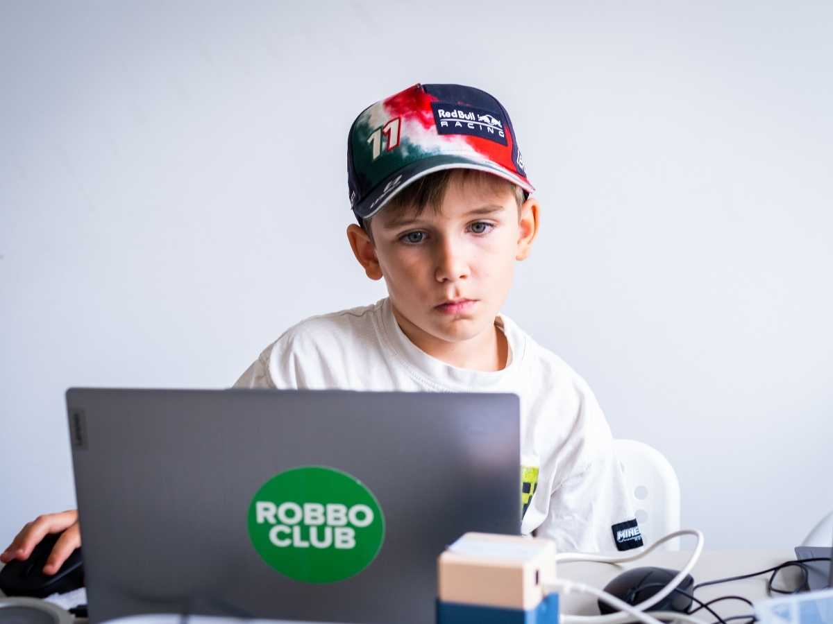 Schüler arbeitet konzentriert am Laptop im Robbo Club