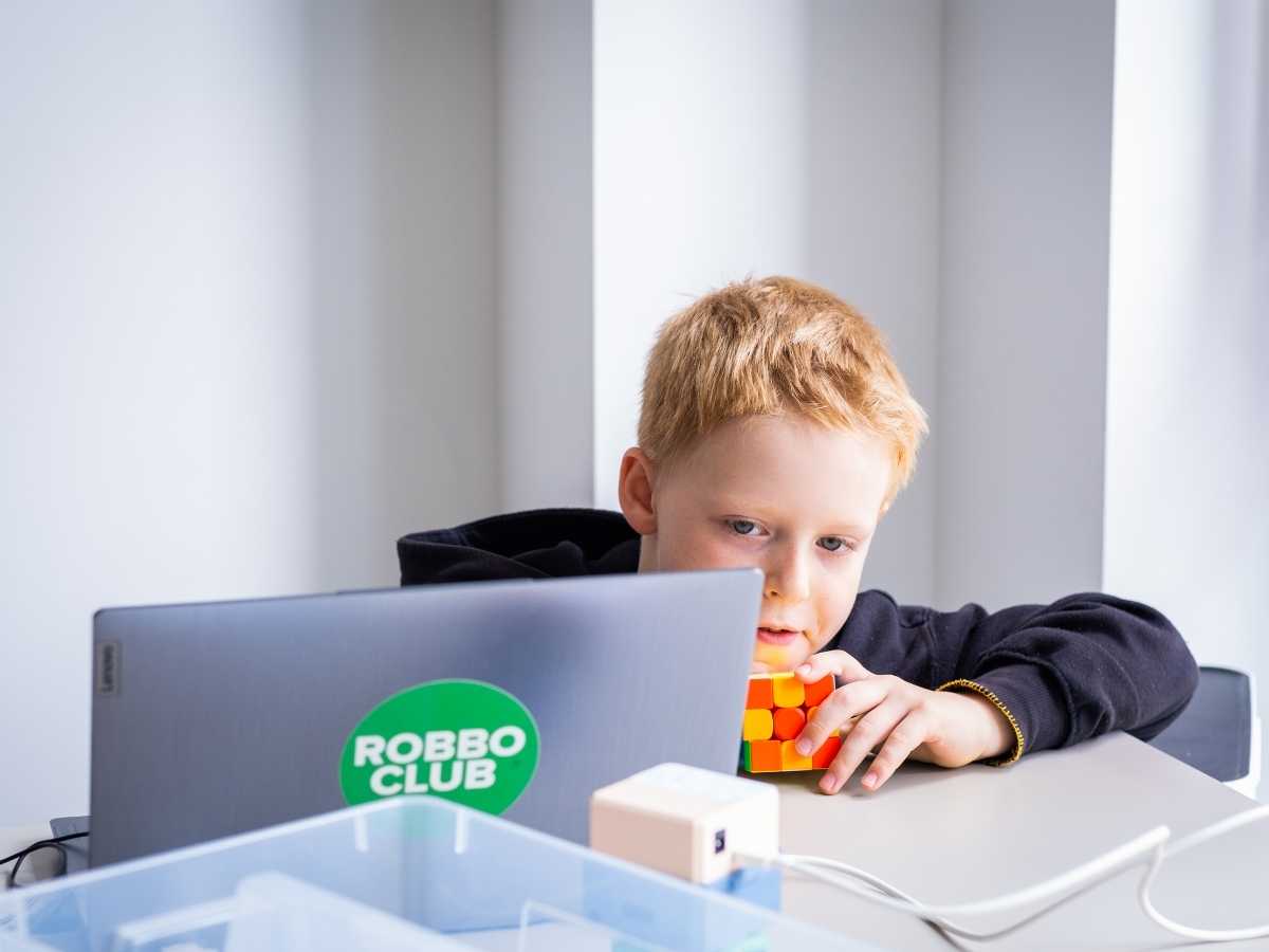 Kind kombiniert Logikspiel und Programmierung im Robbo Club