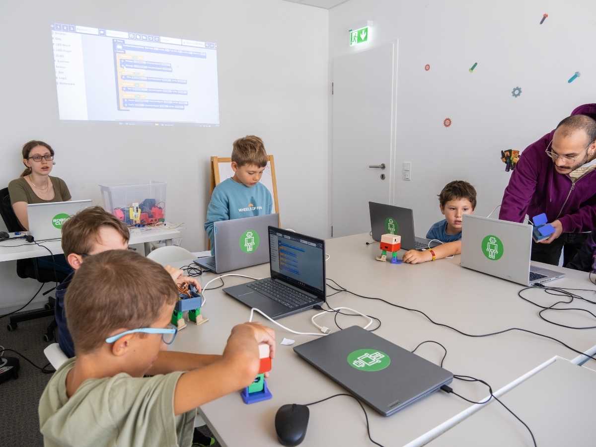 Kinder lernen Programmieren und Robotik im Robbo Club Unterricht