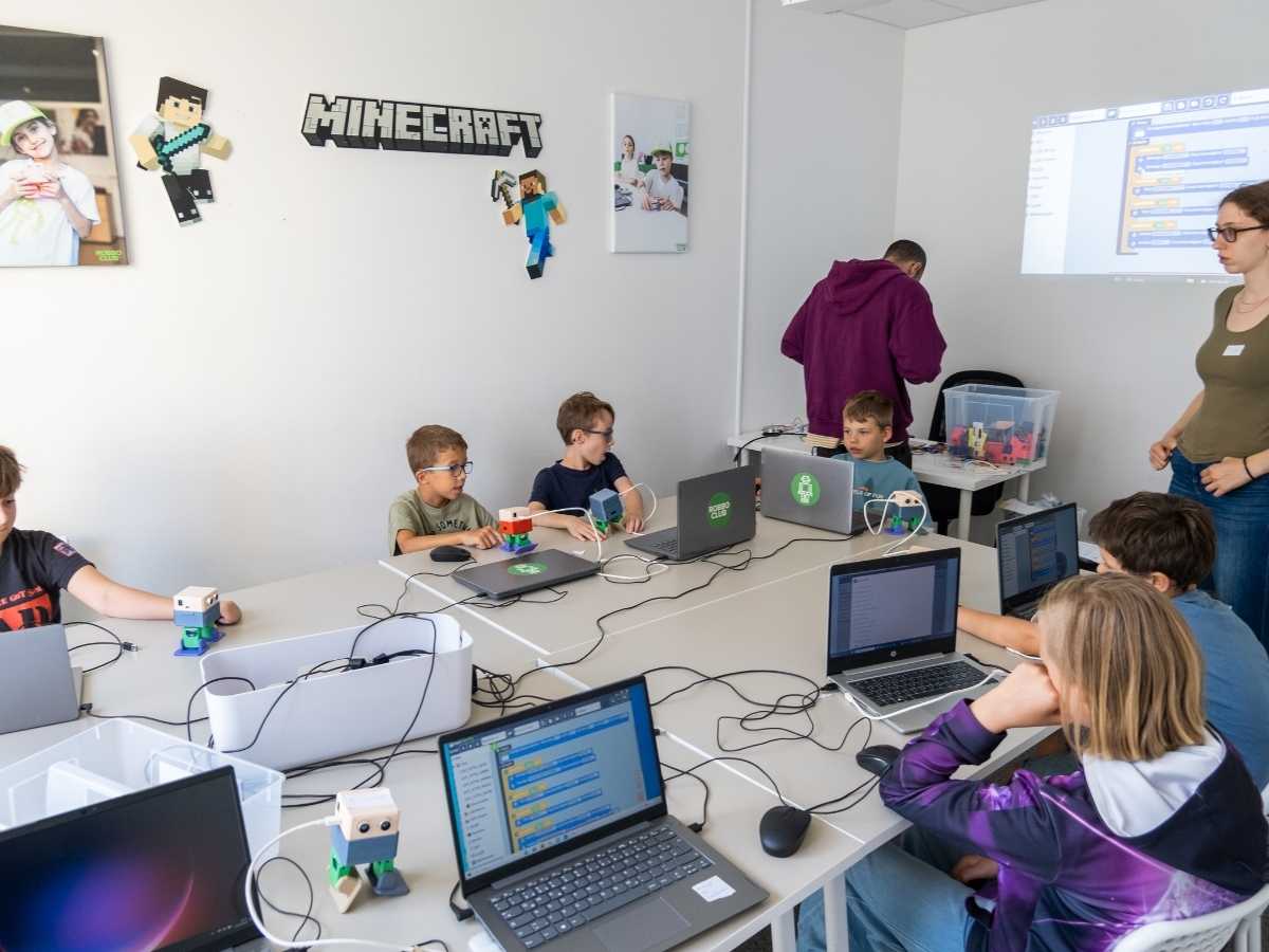 Programmierkurs für Kinder mit Minecraft-Thema im Robbo Club