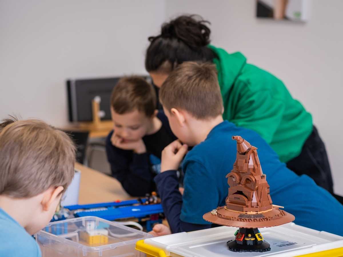 Kinder analysieren LEGO-Robotikprojekt im Robbo Club
