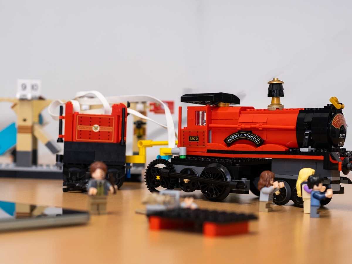 LEGO Zugmodell und Figuren aus einem Kinderprojekt im Robbo Club.