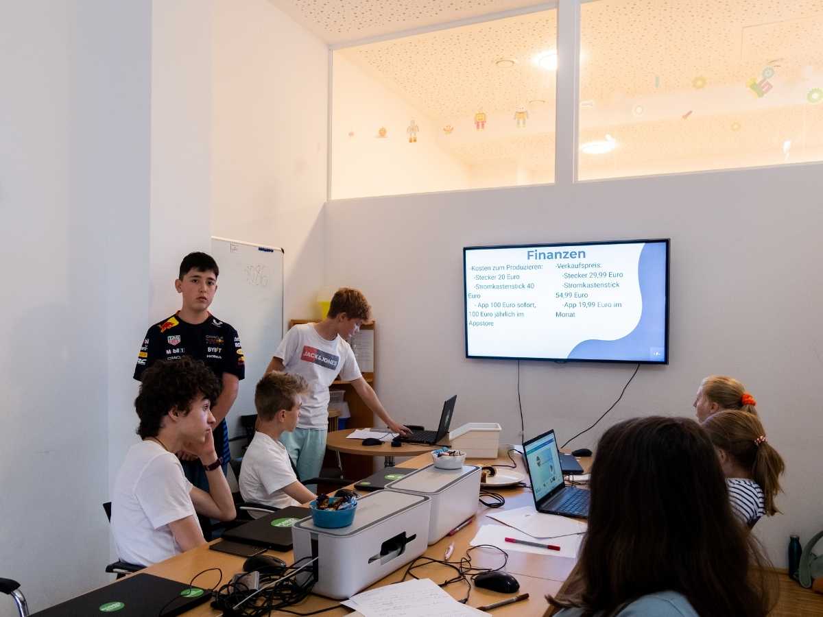 Kinder präsentieren ein Finanzprojekt im Robbo Club