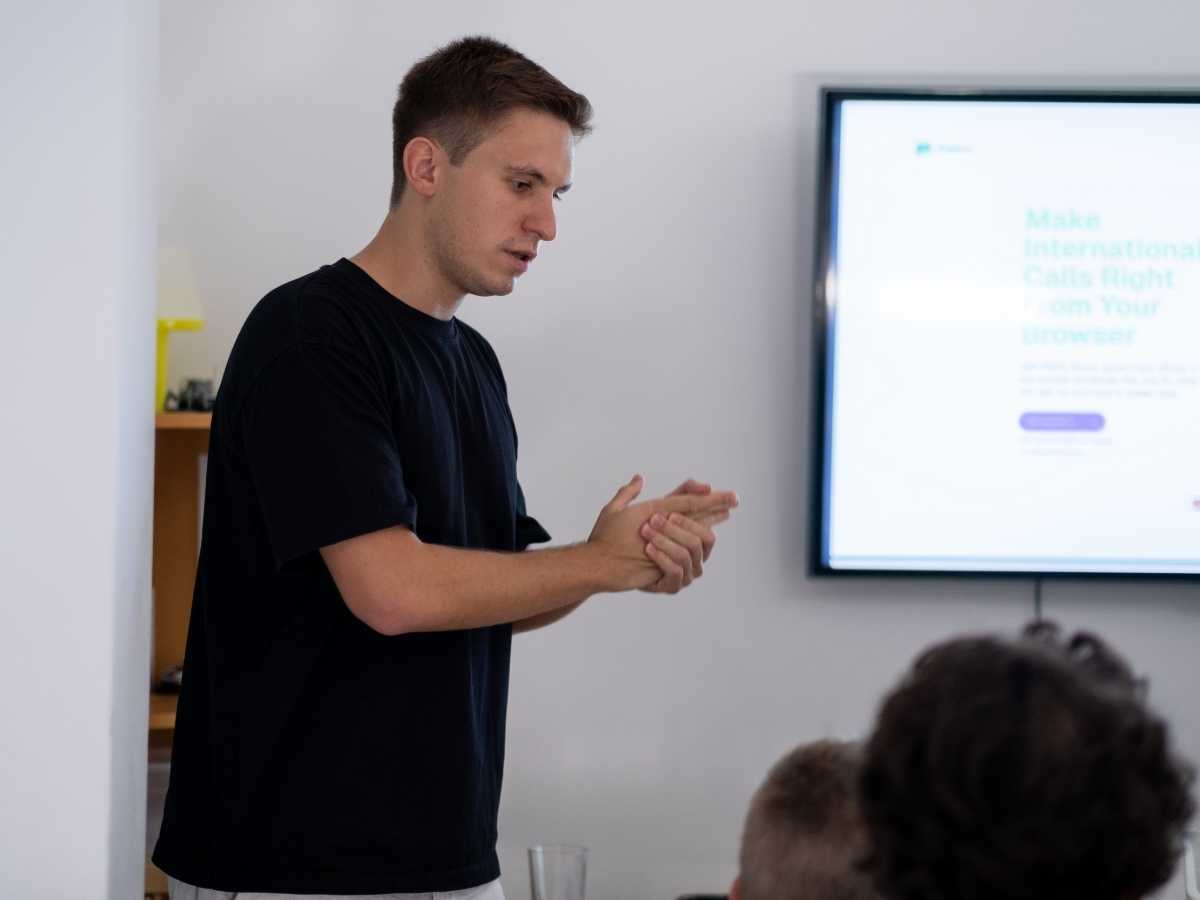 Trainer erklärt Kindern digitale Konzepte im Robbo Club Unterricht