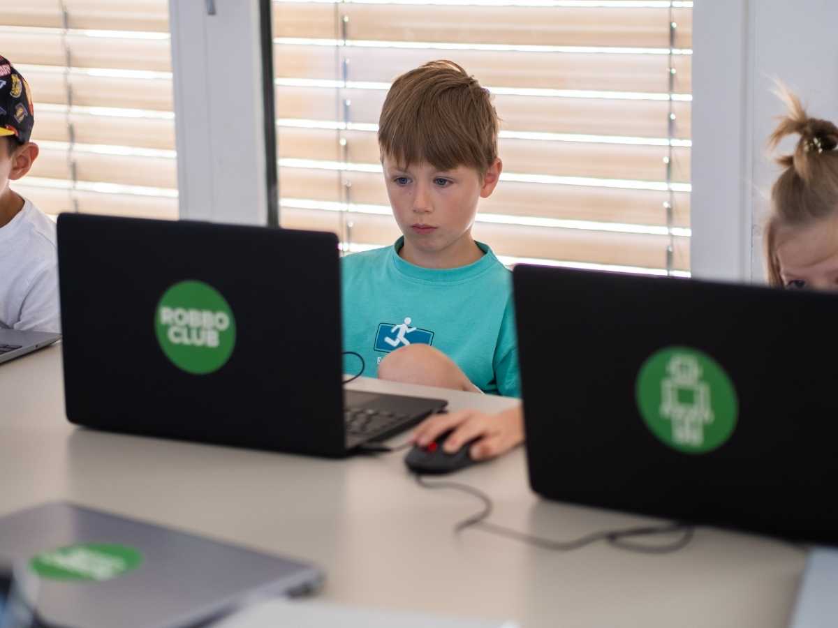 Kind programmiert konzentriert am Laptop im Robbo Club