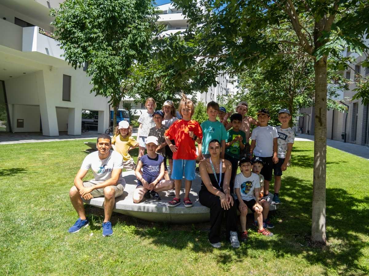 Kindergruppe mit Betreuern beim Robbo Club Sommerprogramm