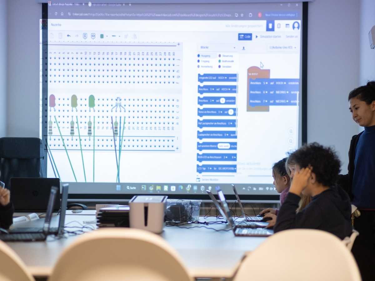 Kinder lernen Elektronik und Programmierung mit Projektor im Robbo Club