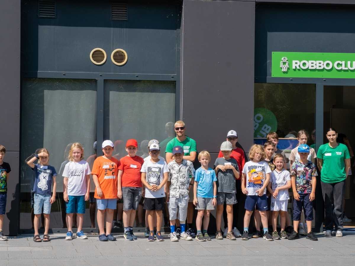 Große Kindergruppe eines Feriencamps vor dem Robbo Club in Wien