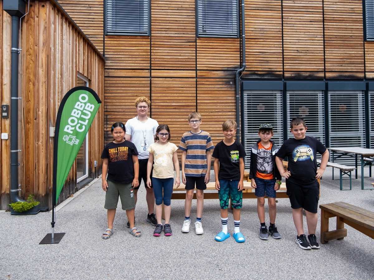 Kindergruppe vor dem Robbo Club Standort in Wien