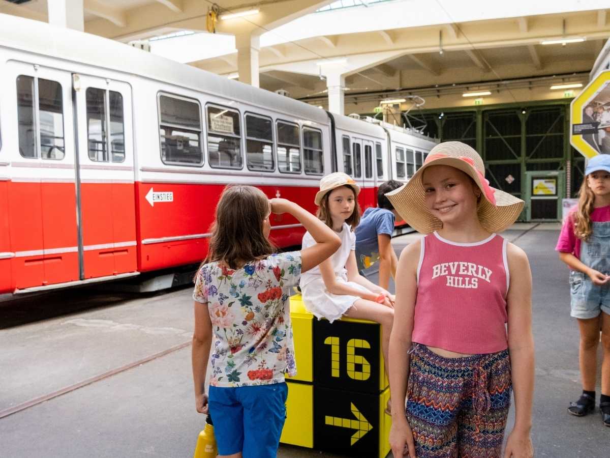 Kinder auf Ausflug im Technikmuseum während des Sommer-Camps
