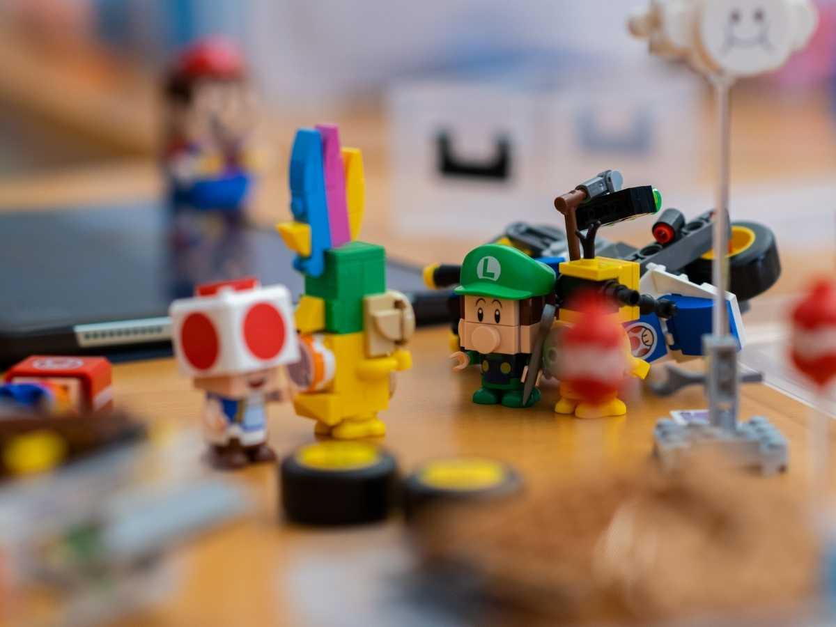 LEGO Figuren und kreative Bauwerke im Robbo Club