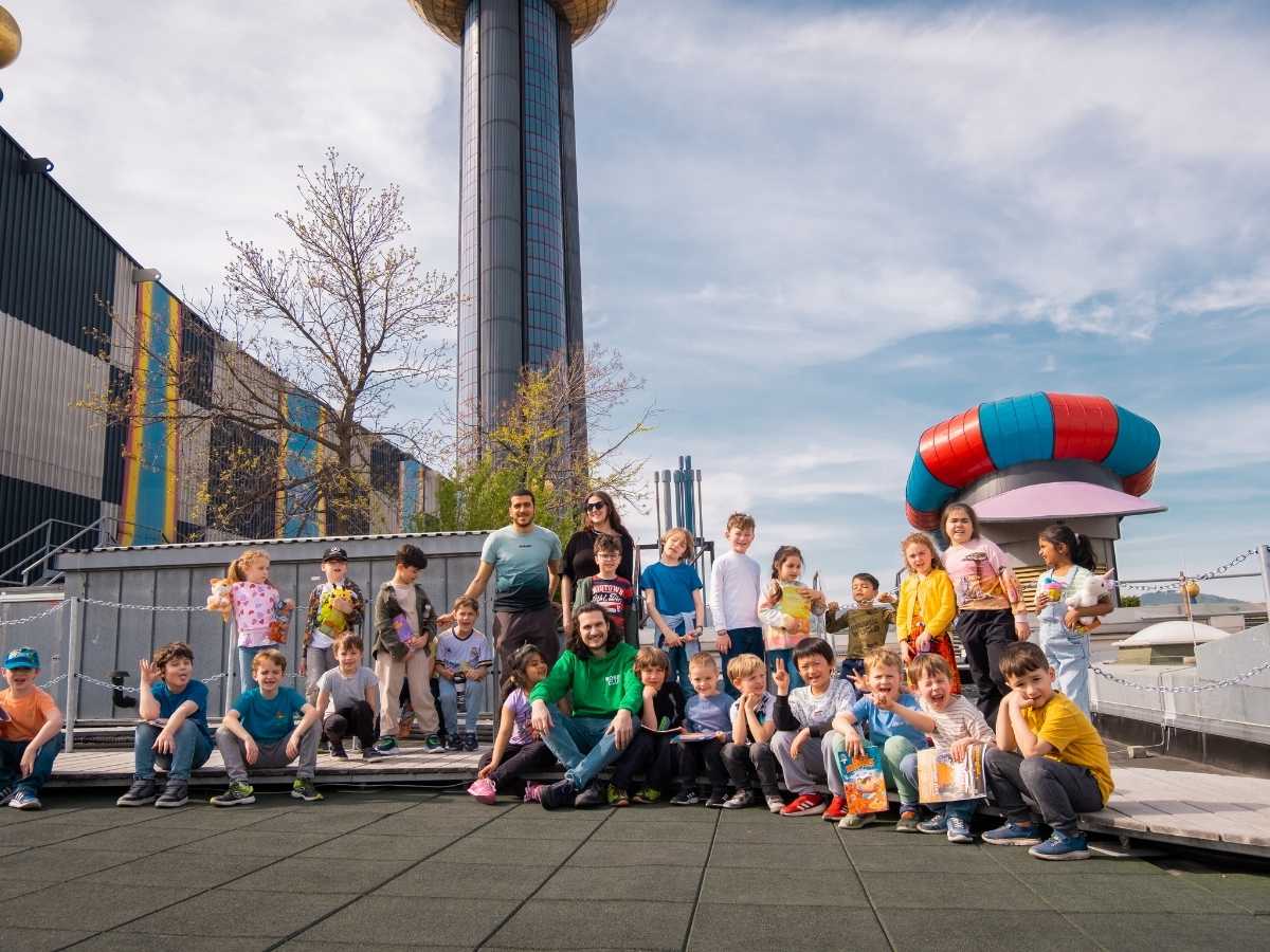 Gruppenfoto von Kindern und Betreuern bei einem Ausflug des Robbo Club.
