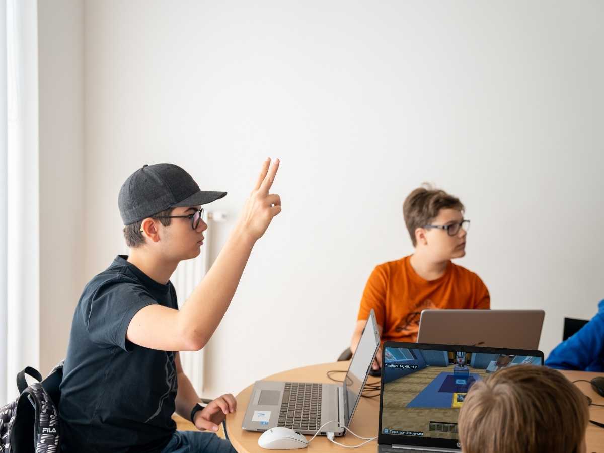 Jugendlicher meldet sich während eines Programmierkurses im Robbo Club