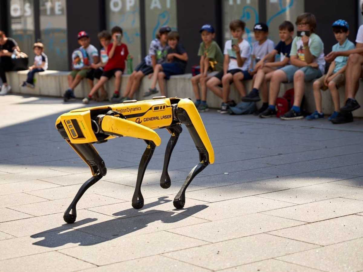 Roboterhund-Demonstration für Kinder bei Robbo Club Workshop im Freien