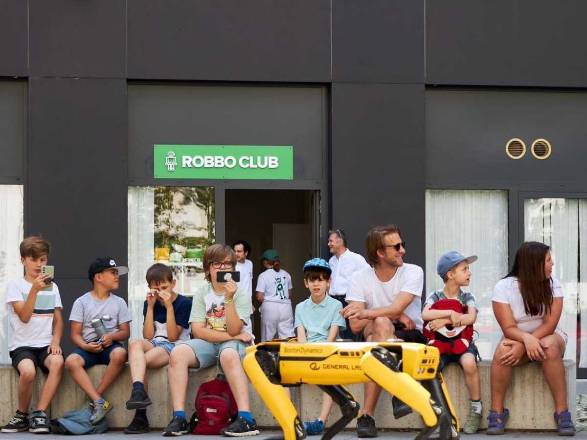 Kinder beobachten Robotik-Demo vor dem Robbo Club Standort