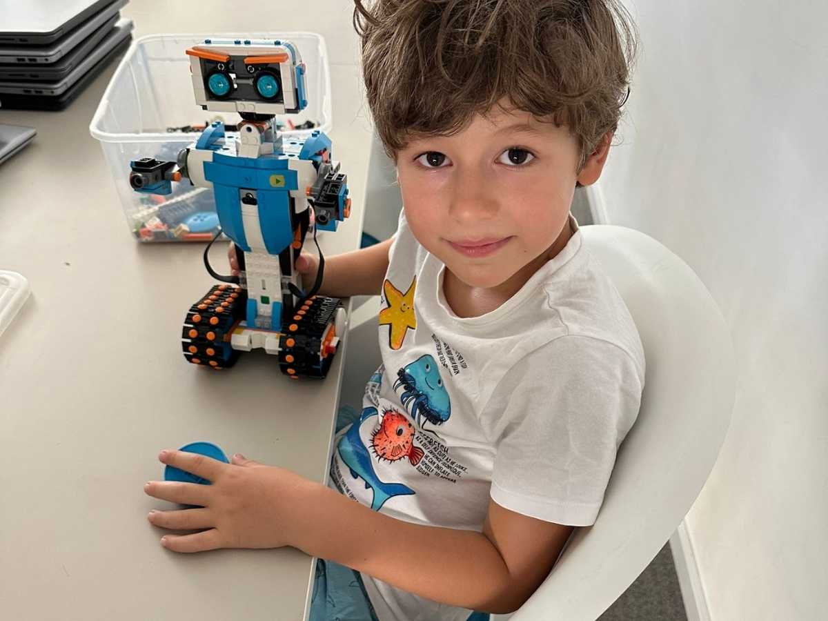 Kind arbeitet mit Lernroboter im Robbo Club Unterricht