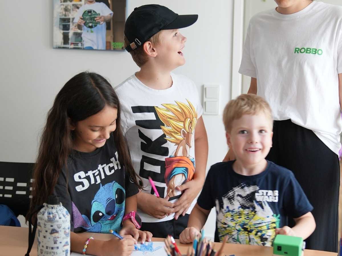 Kinder arbeiten kreativ und im Team im Robbo Club Kurs