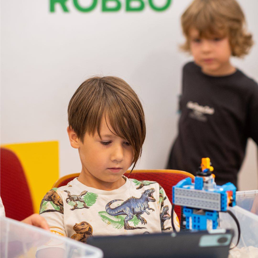 Kind baut einen LEGO Education® Roboter und lernt Technik im Sommer-Camp in Wien
