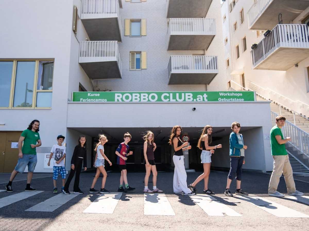 Kinder und Trainer vor dem Robbo Club Standort in Wien